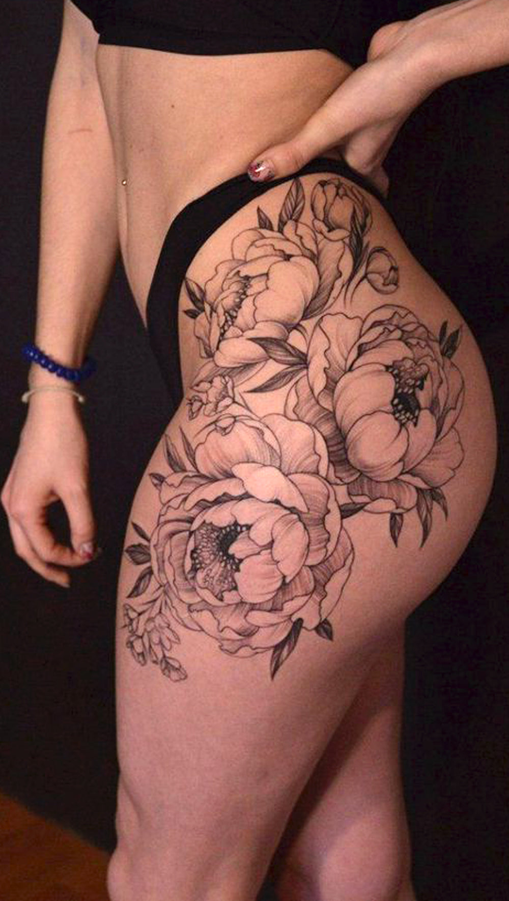 Floral Flower Thigh Tattoo Ideas for Women -  Ideas florales del tatuaje del muslo de la flor para las mujeres - www.MyBodiArt.com