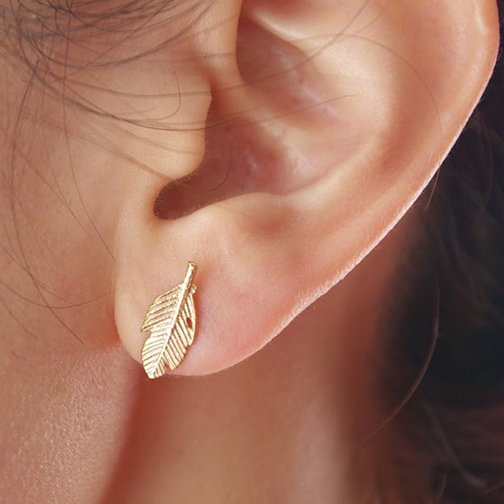 Золотые серьги на ушах