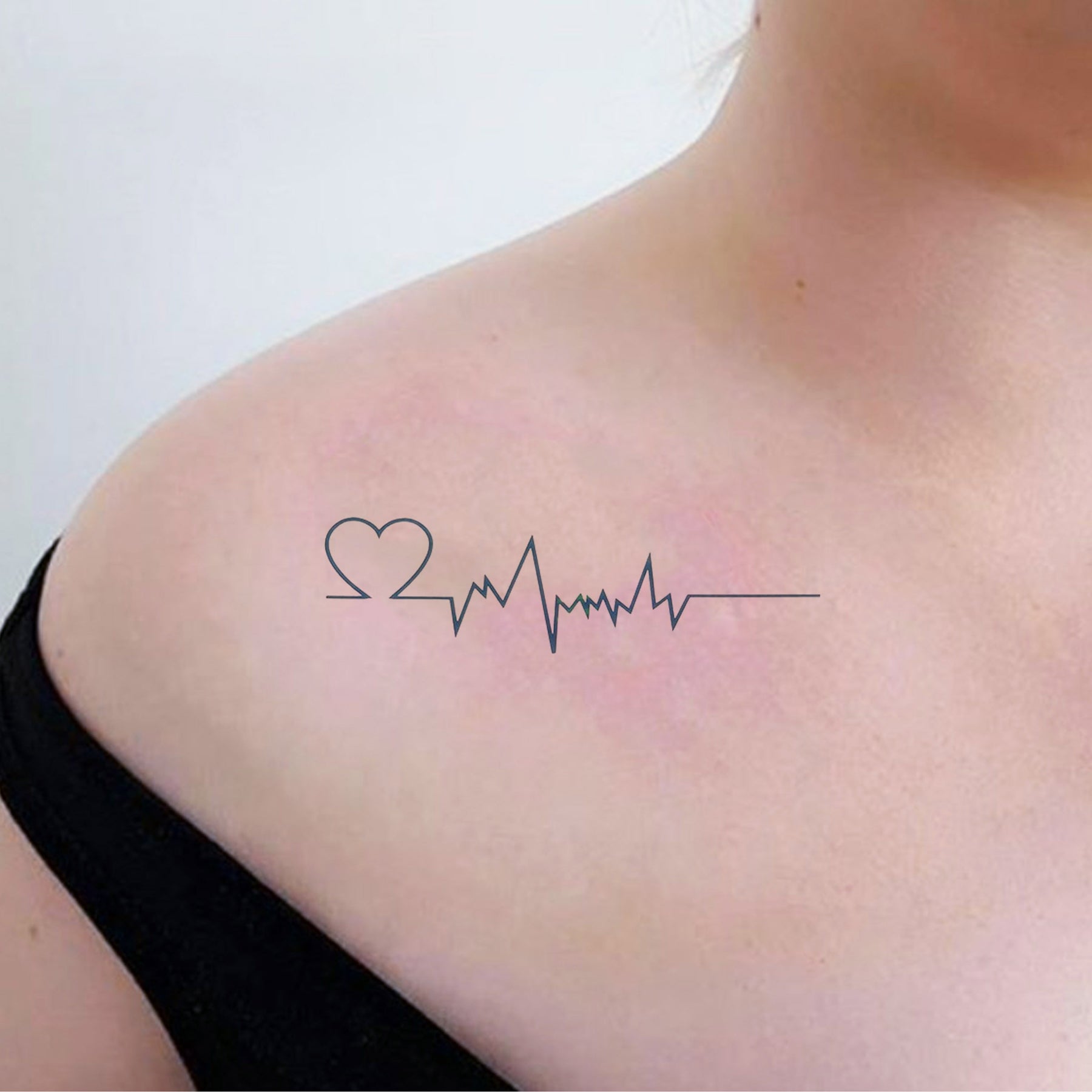 Татуировка кардиограмма на ключице