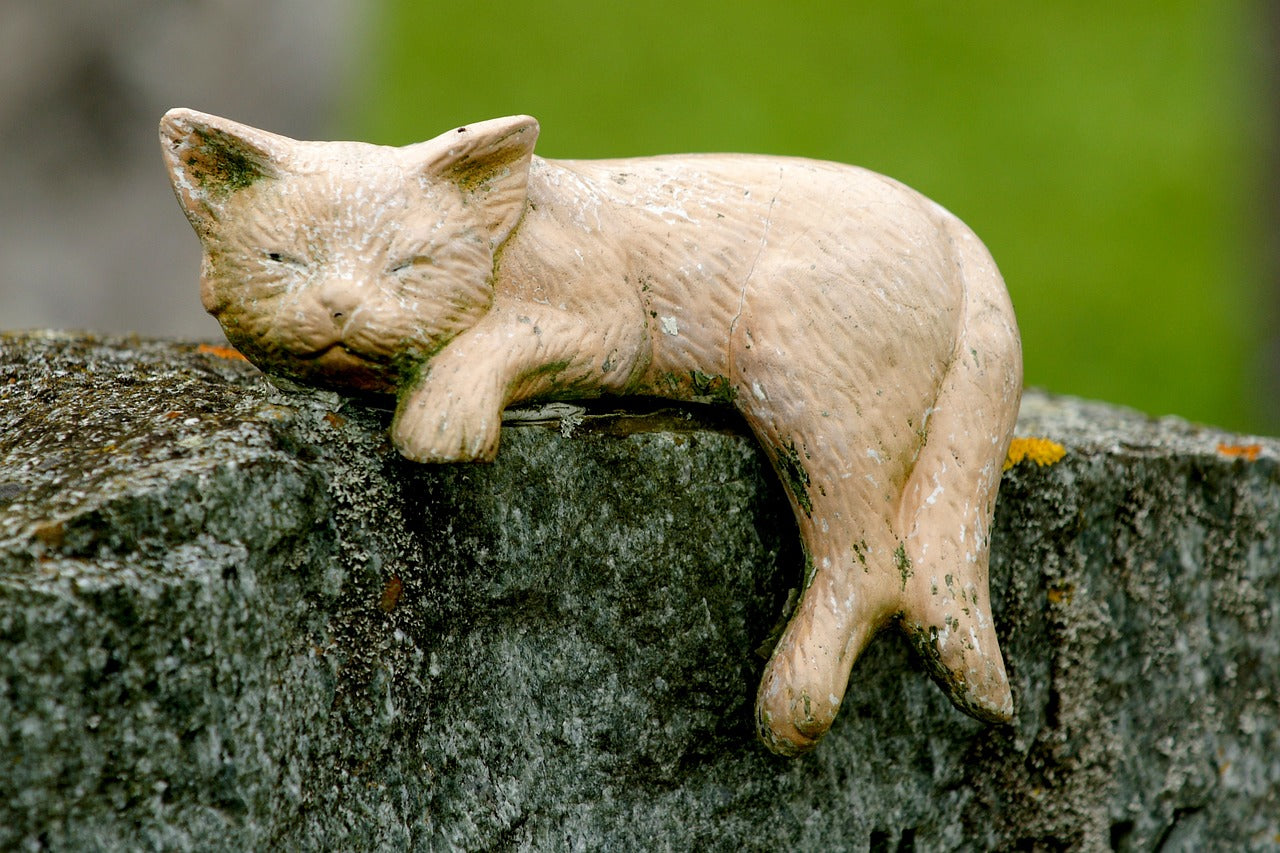 cat statuary on headstone