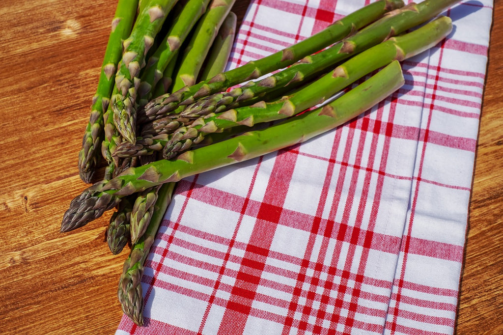 How to cut asparagus: whole asparagus spears