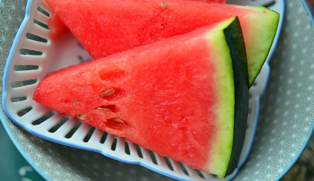 How to cut a watermelon: watermelon wedges in a bowl