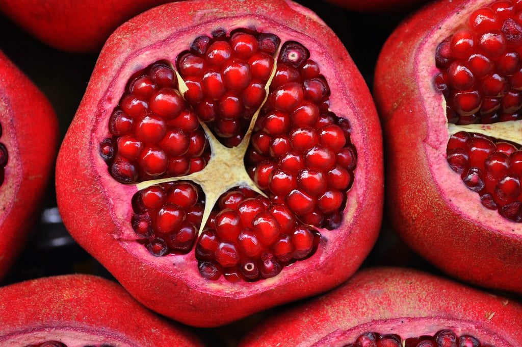 How to cut a pomegranate: a pomegranate with the crown removed so you can see the seeds
