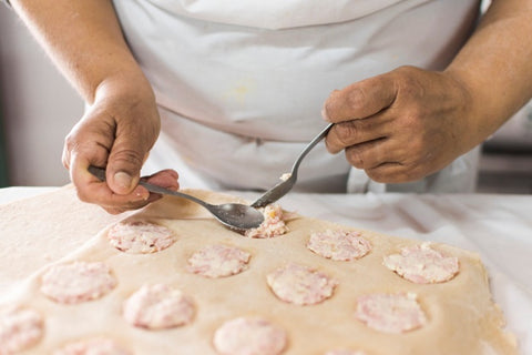 Riempimento della pasta per creare agnolotti e ravioli ripieni