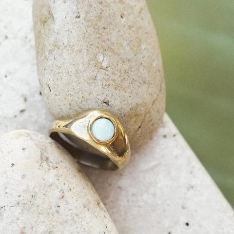 Anillo de éter con ópalo de oro