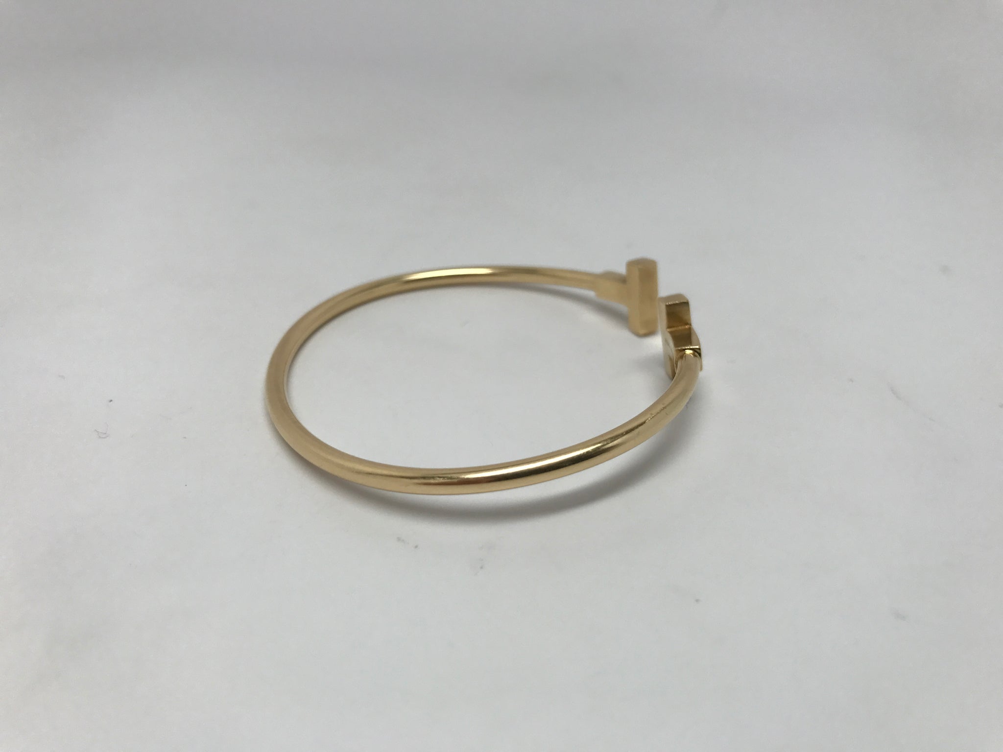 TIFFANY & CO. T WIRE BRACELET 18K YELLOW GOLD - SIZE SMALL – Hebster