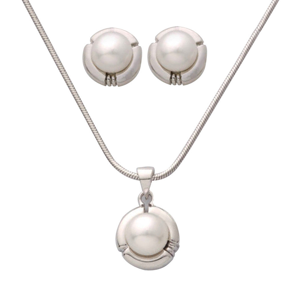 pearl set earring and necklace