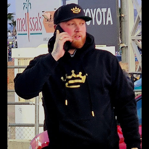 Man black and gold crowned Brand T-shirt with snapback