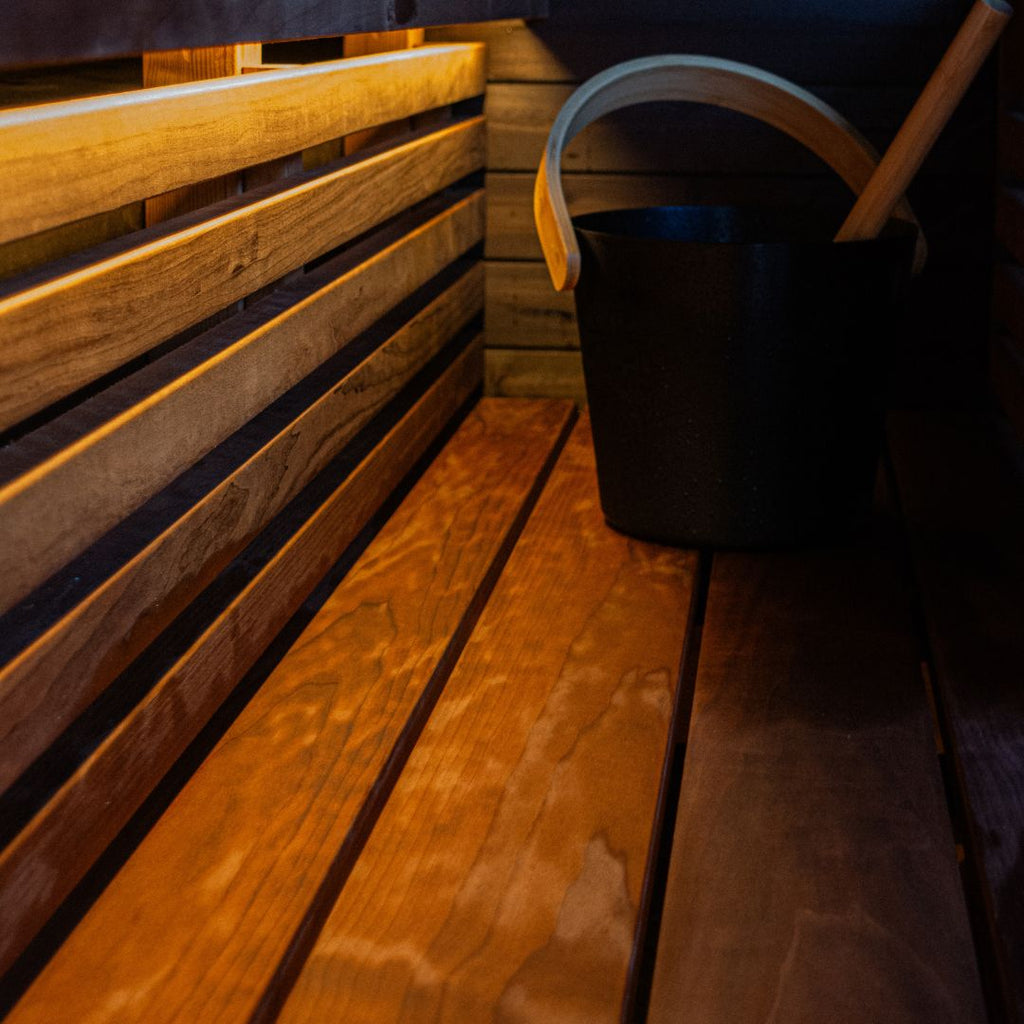 Thermo aspen sauna benching in sauna trailer - Finnmark Sauna - Image by James Brown