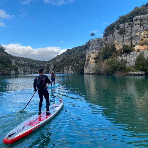 homme faisant une ballade en stand up paddle 