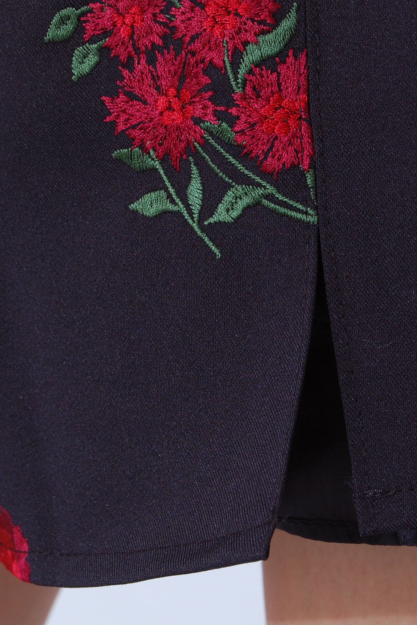Roses embroidery elastic band shorts