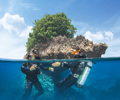 Scuba Divers with Suunto D5 Dive Computers