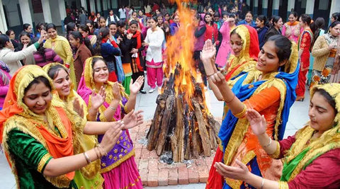 women performing gidda around Lohri