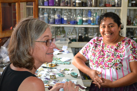 Teresa and Guatemalan artisan catching up