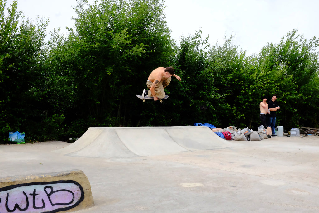 Sam Blinky Hutchinson Tuck Knee Welcome Skate Store RWTB Leeds DIY Go Skateboarding Day Jam 2018 photo Farran Golding