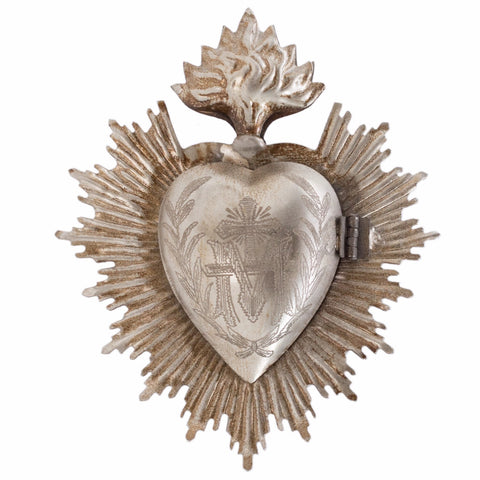 Sacred Hearts – The Queen of Crowns