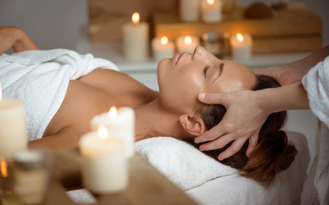 Massage giúp da mặt thư giãn, lưu thông khí huyết, kích thích collagen, elastin sản sinh nhiều hơn.