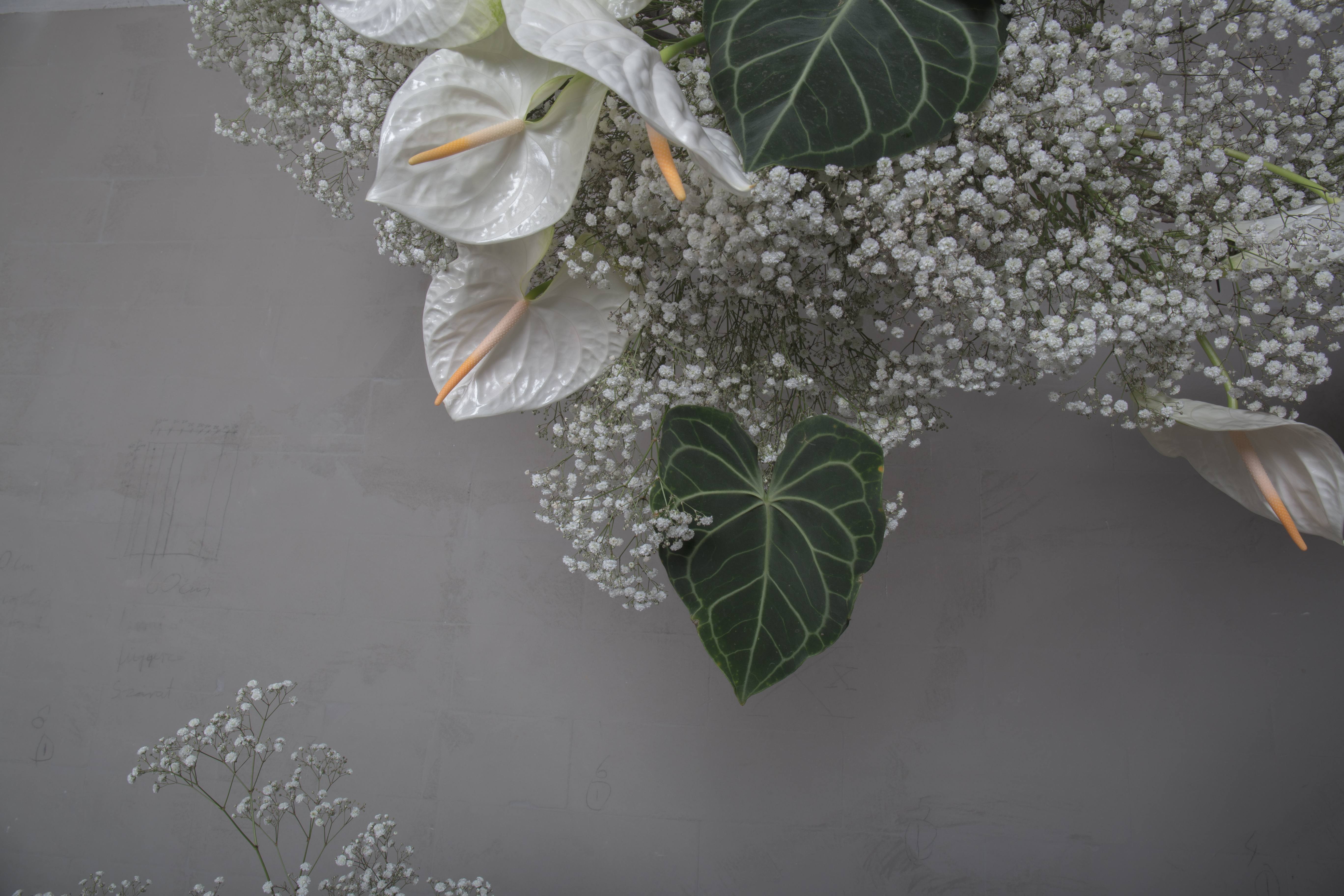Details-of-the-aerial-piece-Finecut-weddings-collection-3-2019-homogeneity-and-harmony-with-gypsophila-and-flamingo-flowers