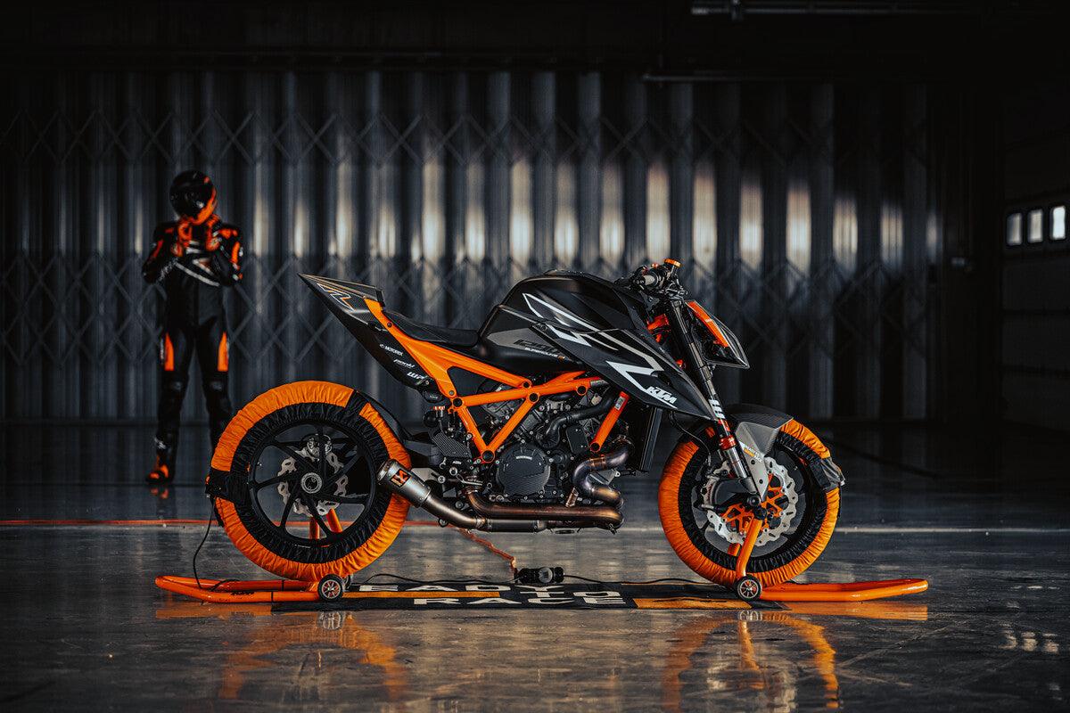 KTM 1290: Cảm nhận sự mạnh mẽ vượt trội của chiếc xe KTM 1290 thông qua hình ảnh này. Với thiết kế cá tính và đầy mê hoặc, chiếc xe này chắc chắn sẽ là niềm tự hào cho bất cứ ai đam mê xe cộ.