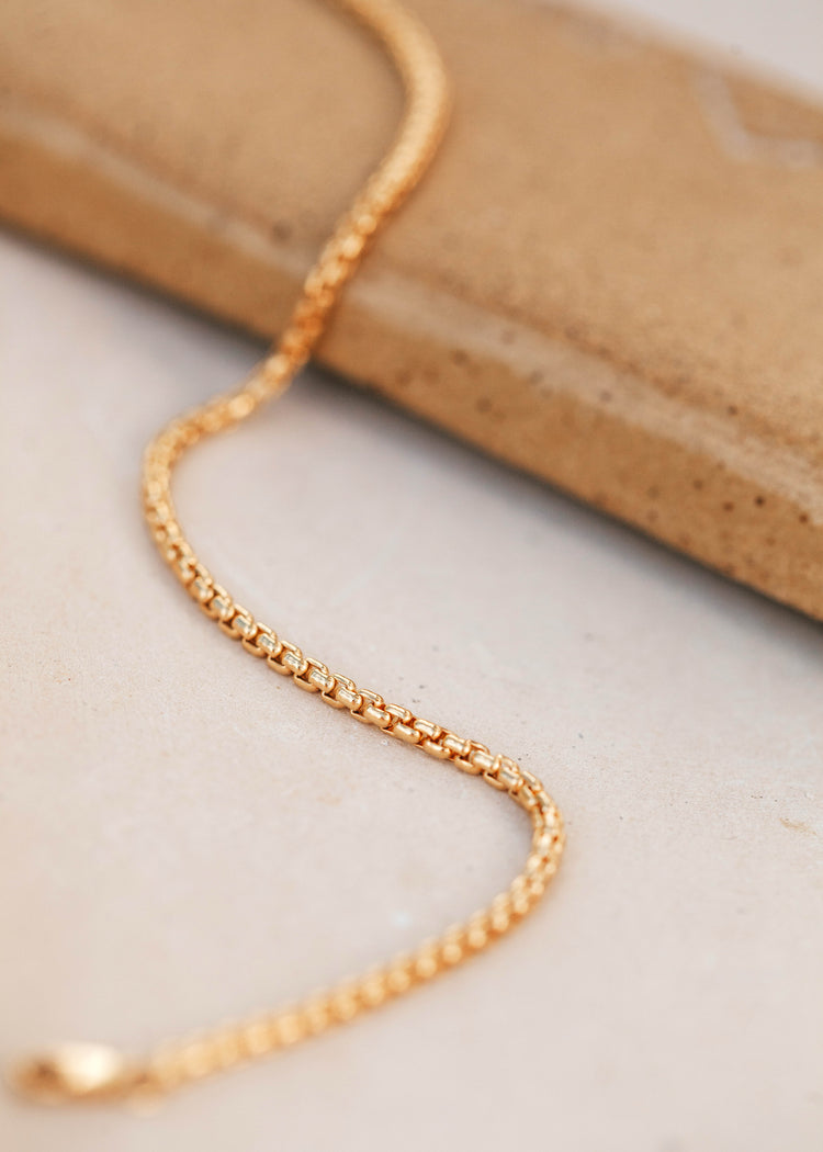 A classic rounded box chain bracelet in 14kt Gold Fill.