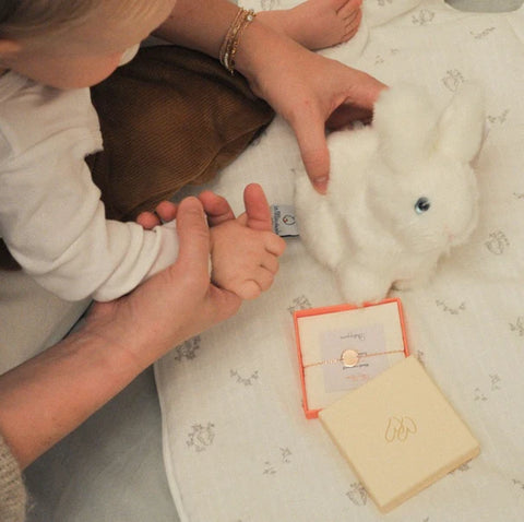 Cadeau maman bracelet personnalisé et peluche cousue main pour bébé La Pelucherie