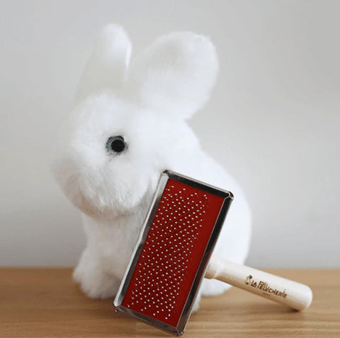 Brosse carde, entretien peluches, La Pelucherie