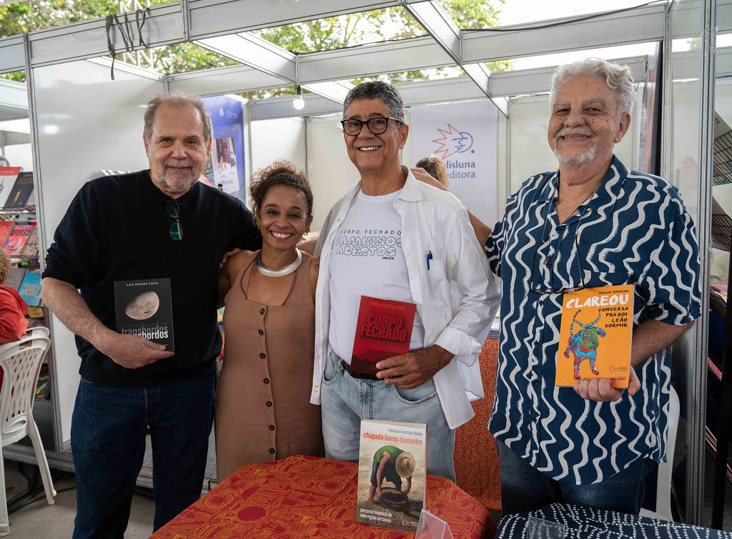 Autores Luiz Afonso, Francisco Teixeira, Sérgio Siqueira, e a jornalista Mira Silva, em frente ao estande da Solisluna na Fligê 2023