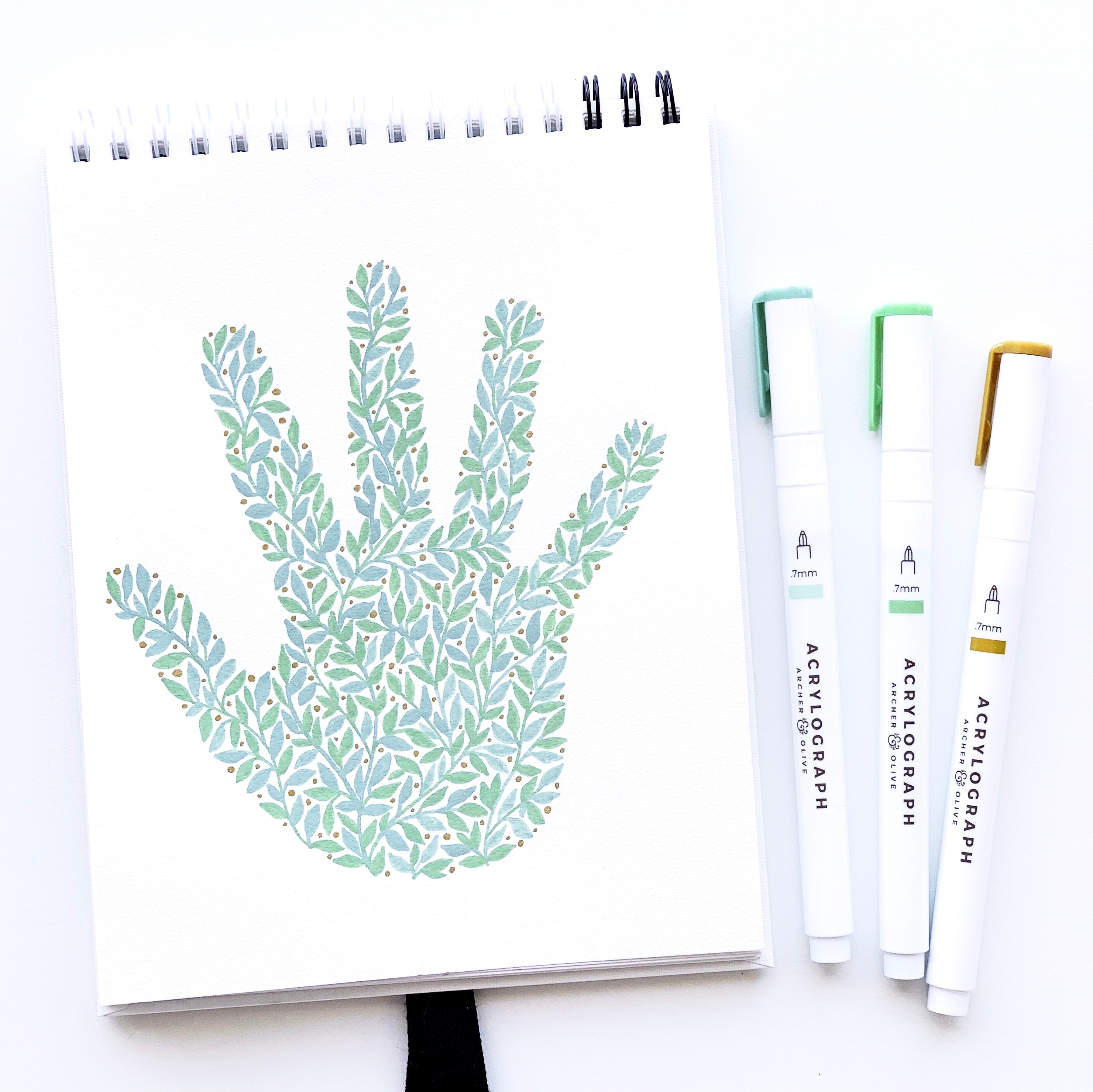 Create a keepsake of your child’s precious hand with this tutorial from Adrienne from @studio80design!