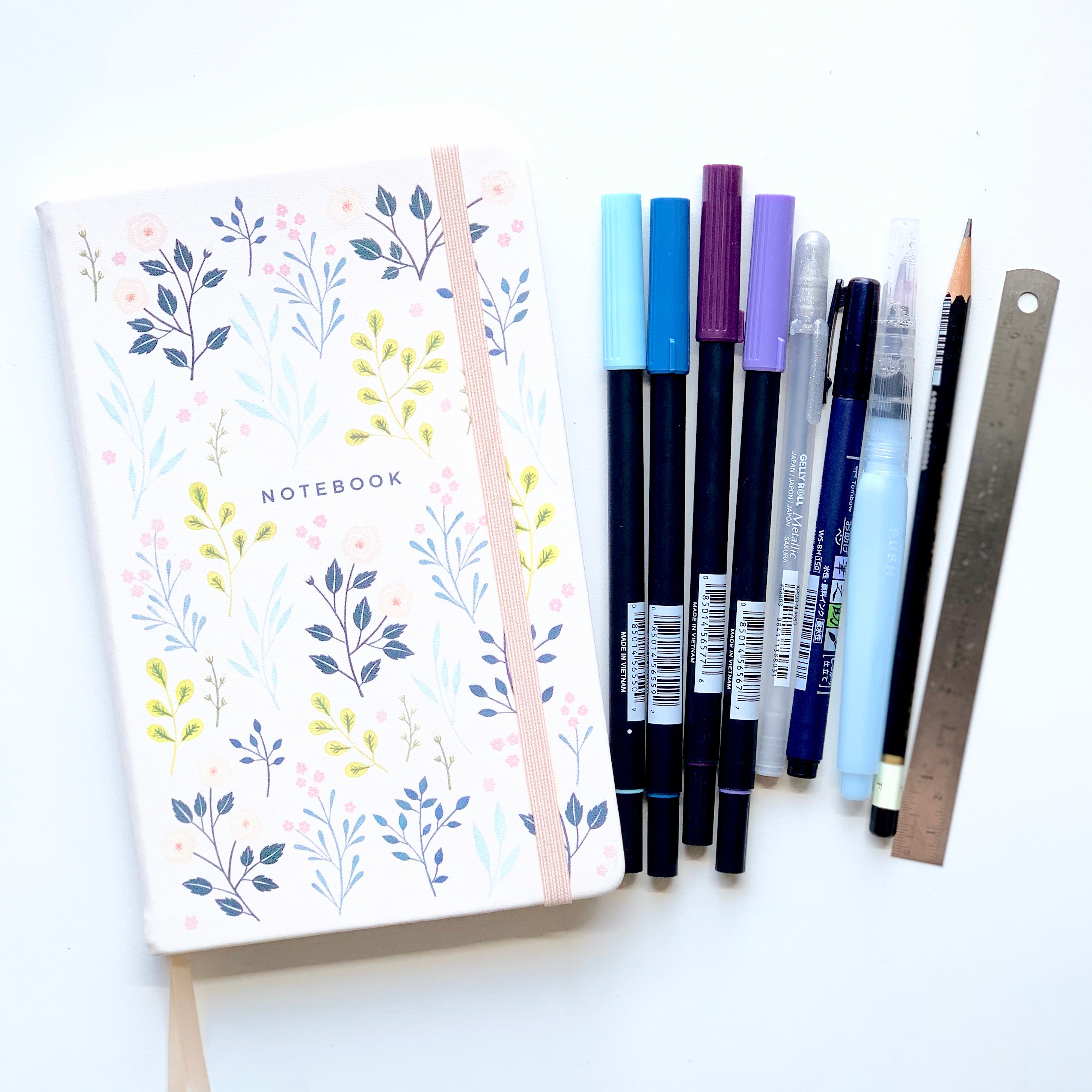 Learn how to create a crystal border in your bullet journal with Adrienne from @studio80design!