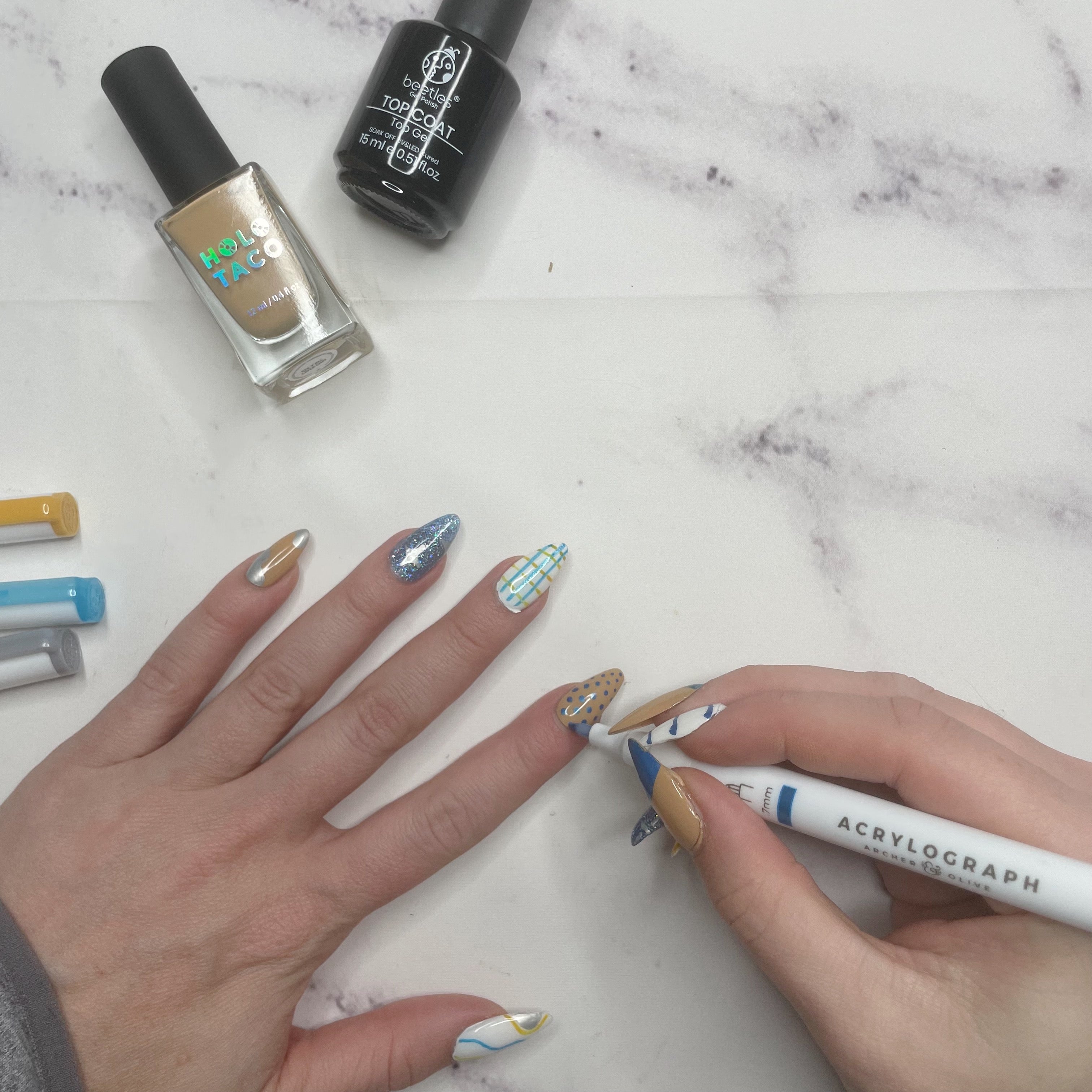 Using acrylographs to draw design on nails