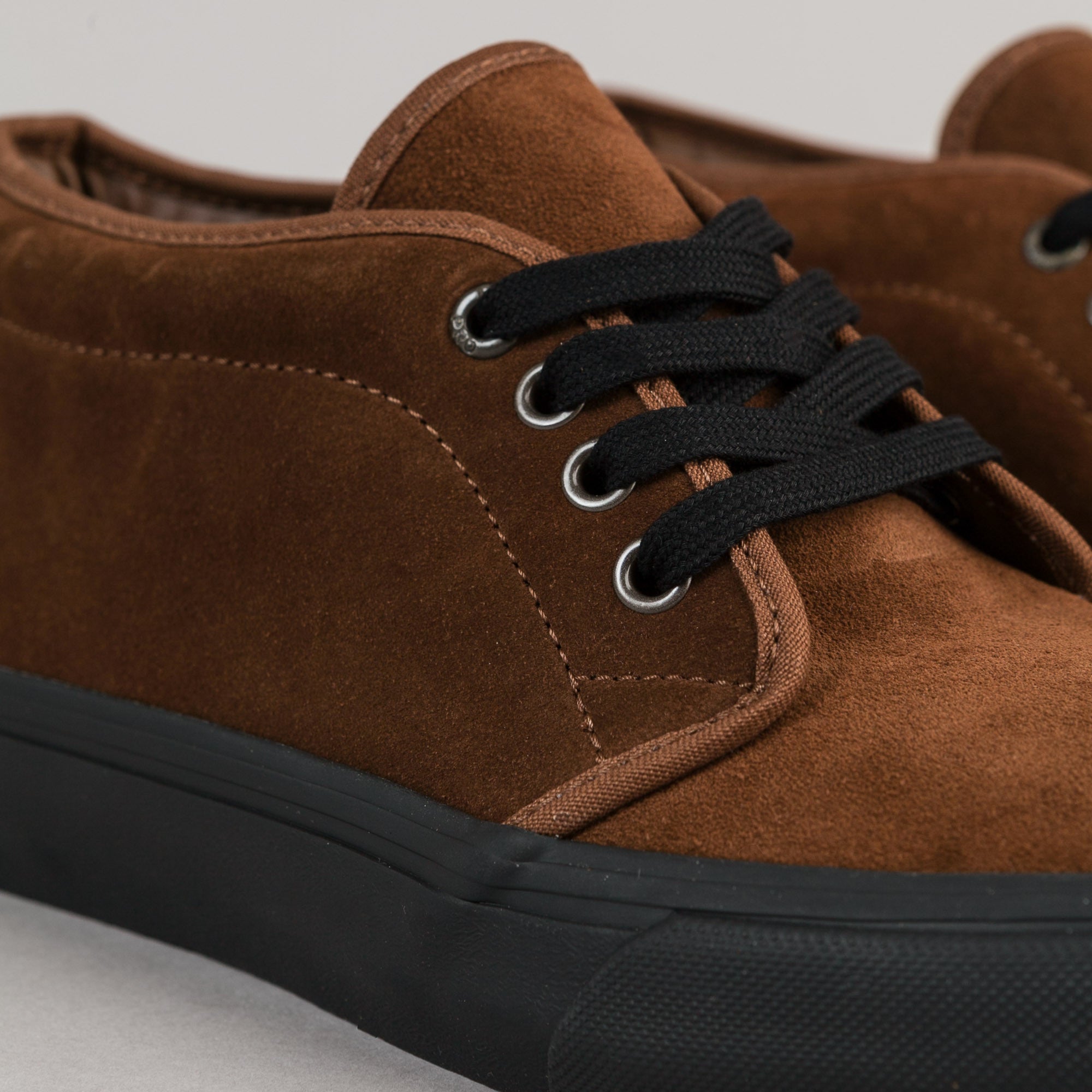 vans chukka mid pro