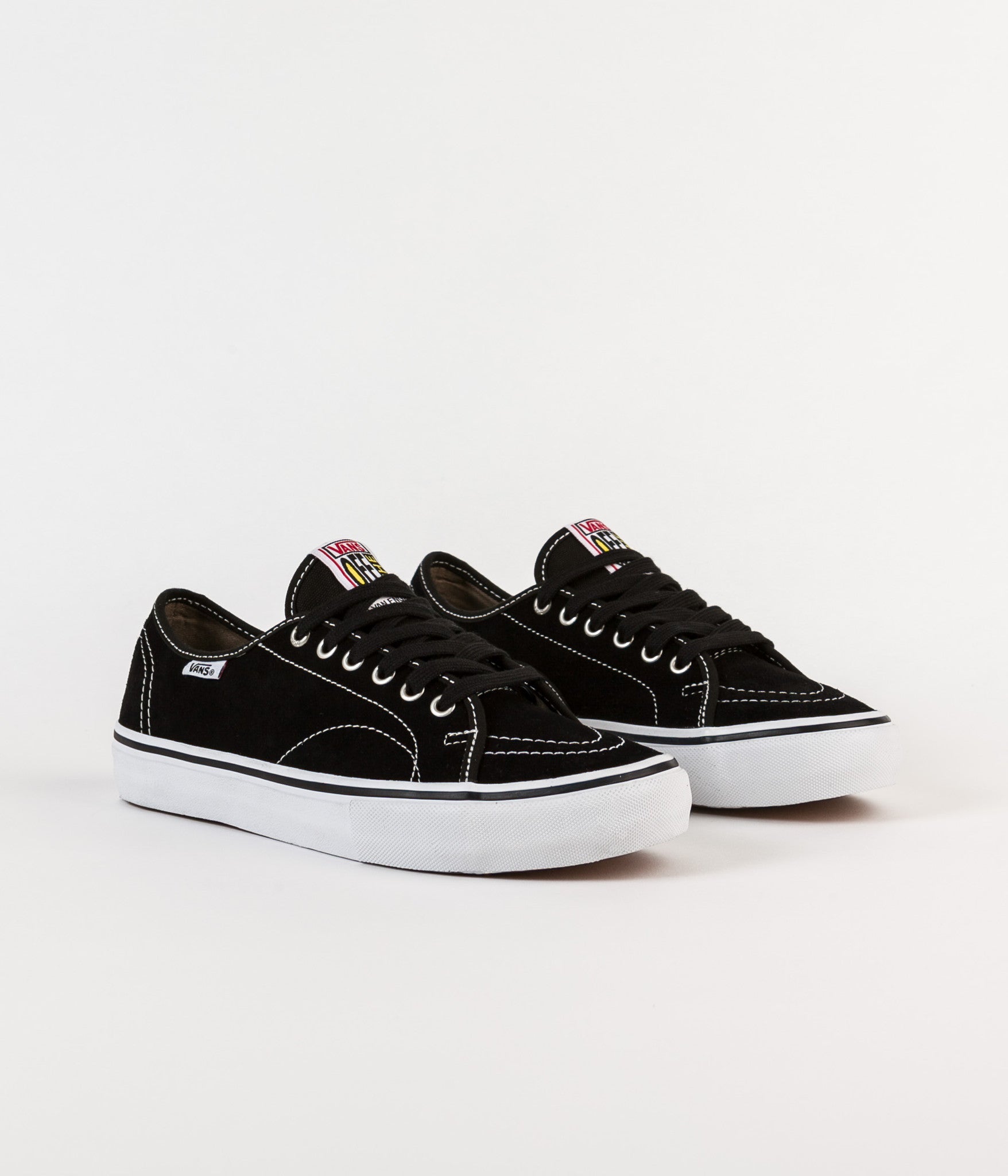 vans av classic pro black white