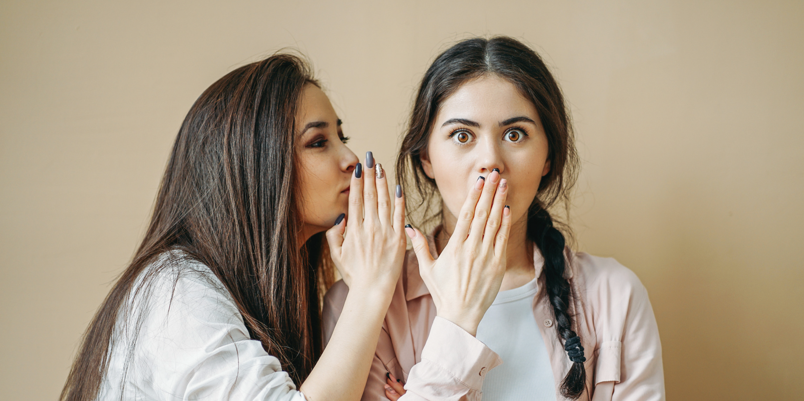 Girlfriends sister. Подруги бежевый. 3 Девушки на бежевом фоне. 3 Подруги на бежевом фоне. Gossip people.