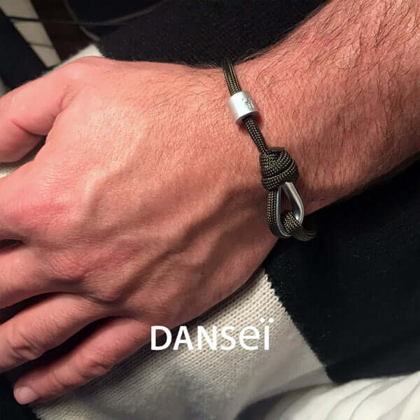 poignet d'homme pourtant un bracelet en corde DANSEI