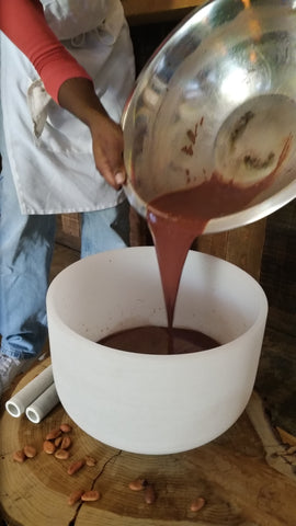 将石磨墨西哥巧克力倒入声音碗中，为我们的可可仪式做准备