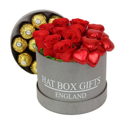 Boîte à chapeau Saint-Valentin avec roses rouges, cœurs en chocolat et couvercle Ferrero