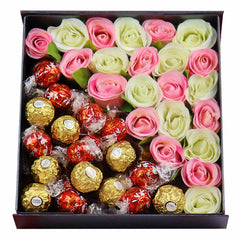 Boîte de friandises de la Saint-Valentin avec chocolat Lindt et Ferrero et roses mélangées
