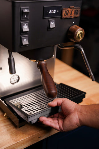 Entfernen der All-in-One-Abtropfschale von Hand aus der Rancilio Pro-X Heartwood Edition