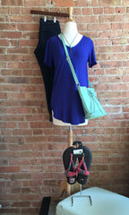 royal blue v-neck, blue jeans, sandals, mint crossbody