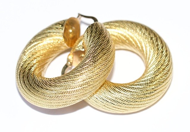 2020 jewelry trends large gold hoop earrings