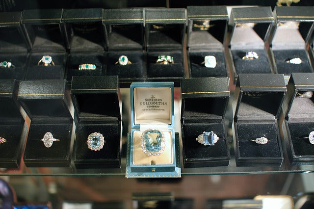 Why Don't Pawn Shops Buy Diamonds? jewelry case