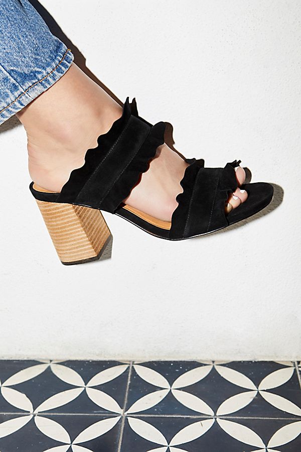 rosie ruffle heel