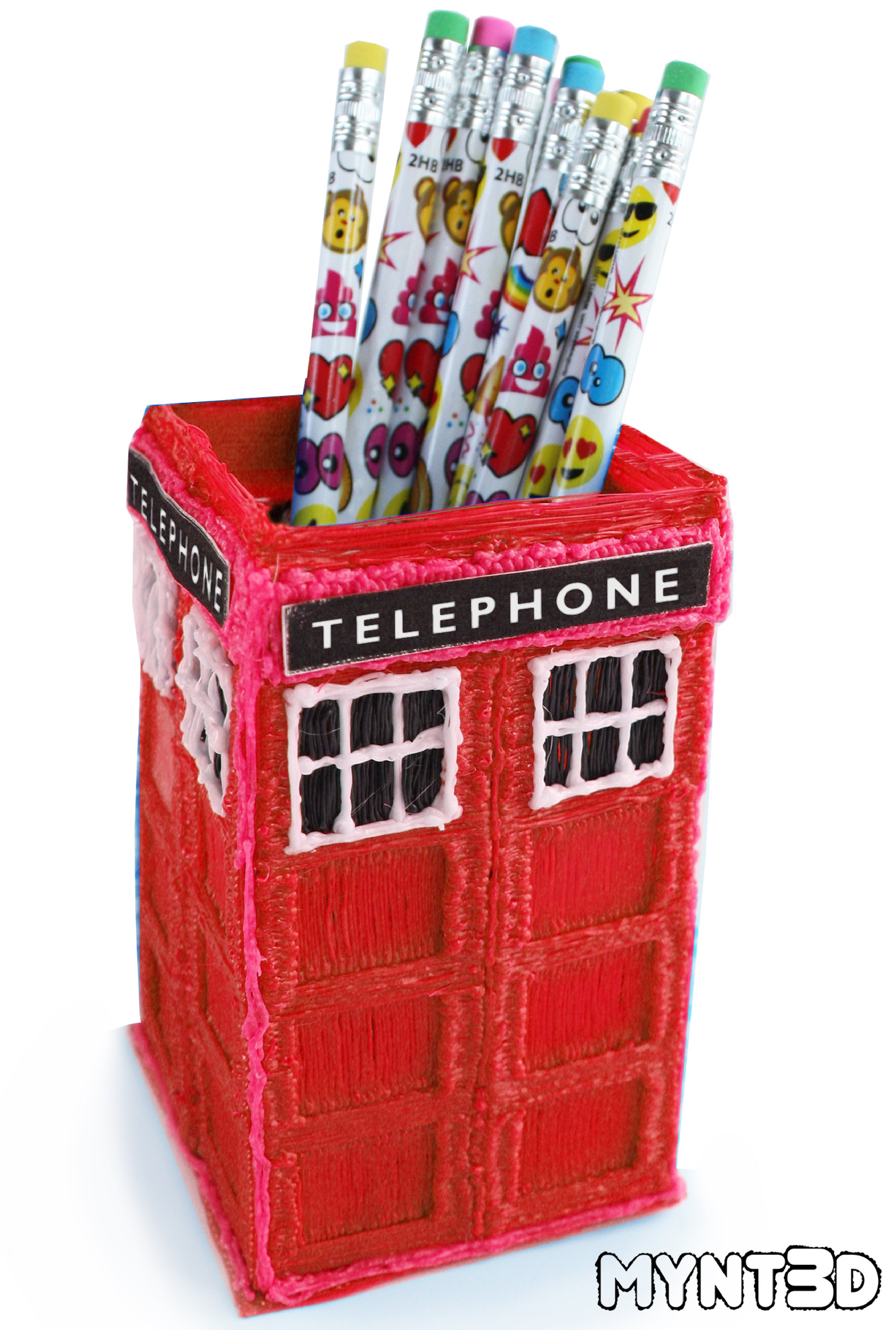 DIY British red phone booth 3D printing project as a useful pencil holder from MYNT3D | make this craft with the help of a free template, video tutorial and step by step instructions.