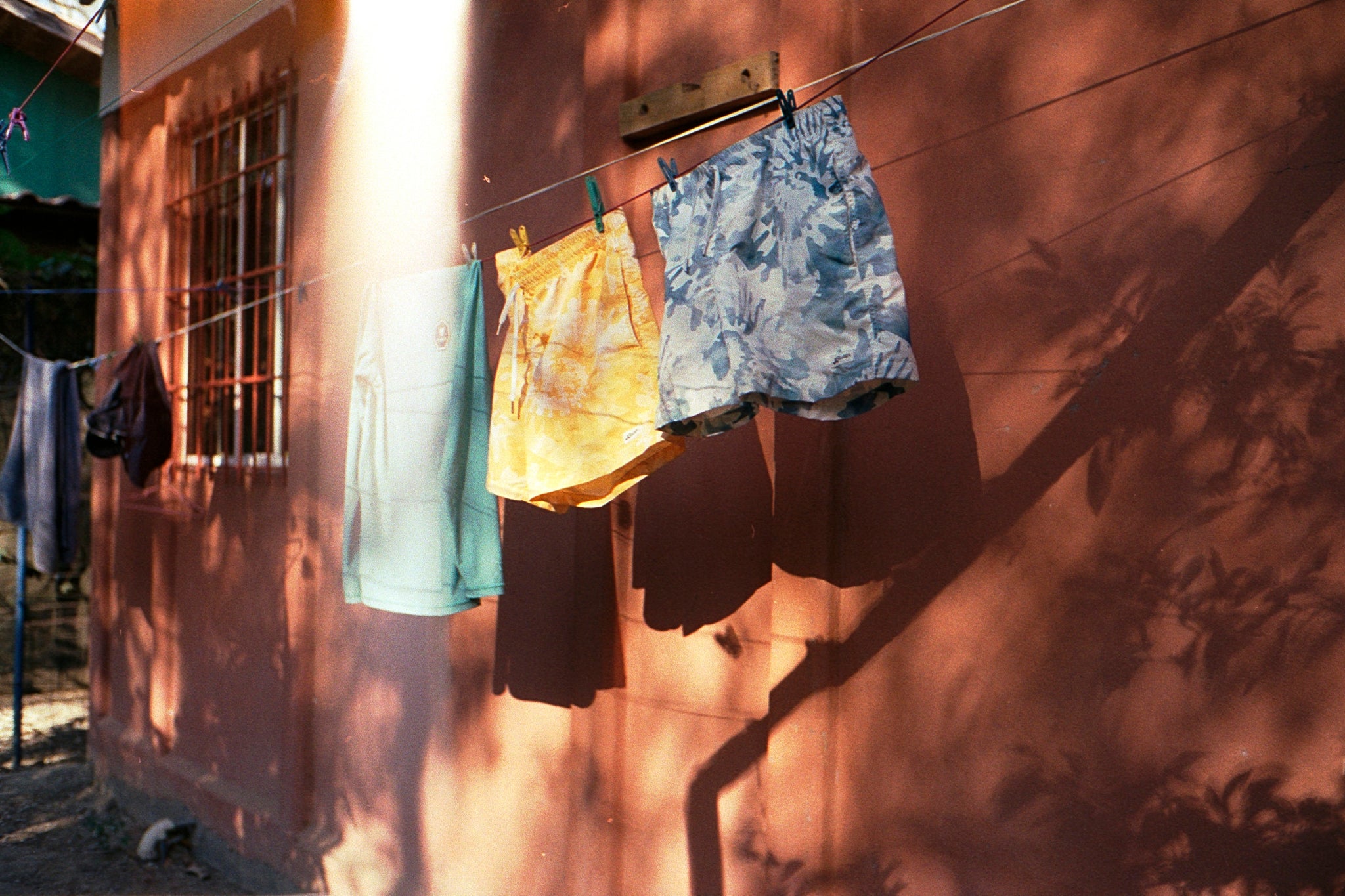 Bañistas en Costa Rica: bañador con efecto tie-dye amarillo y azul