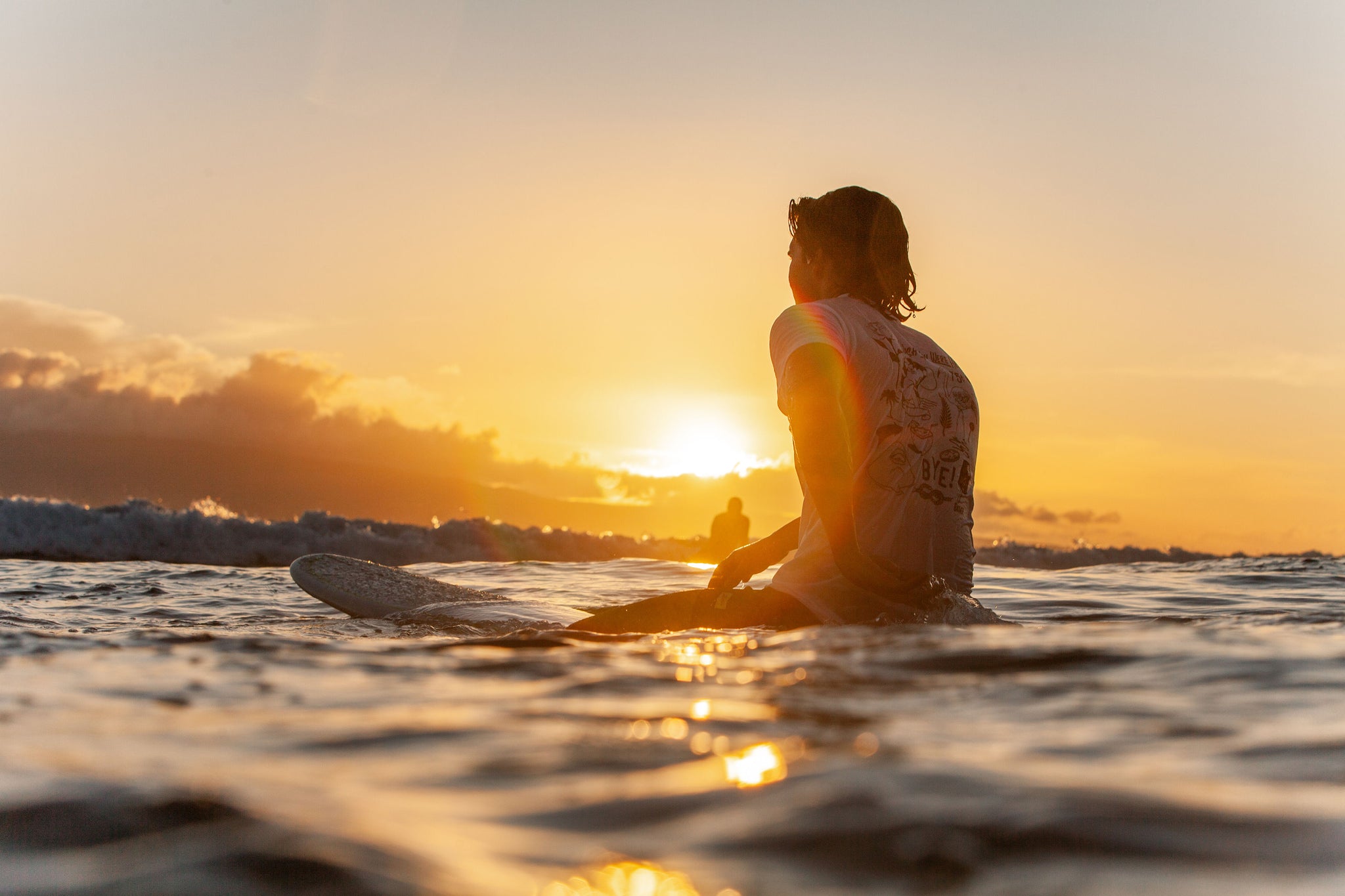 Stephen Lloyd surfeando en Hawaii durante el atardecer