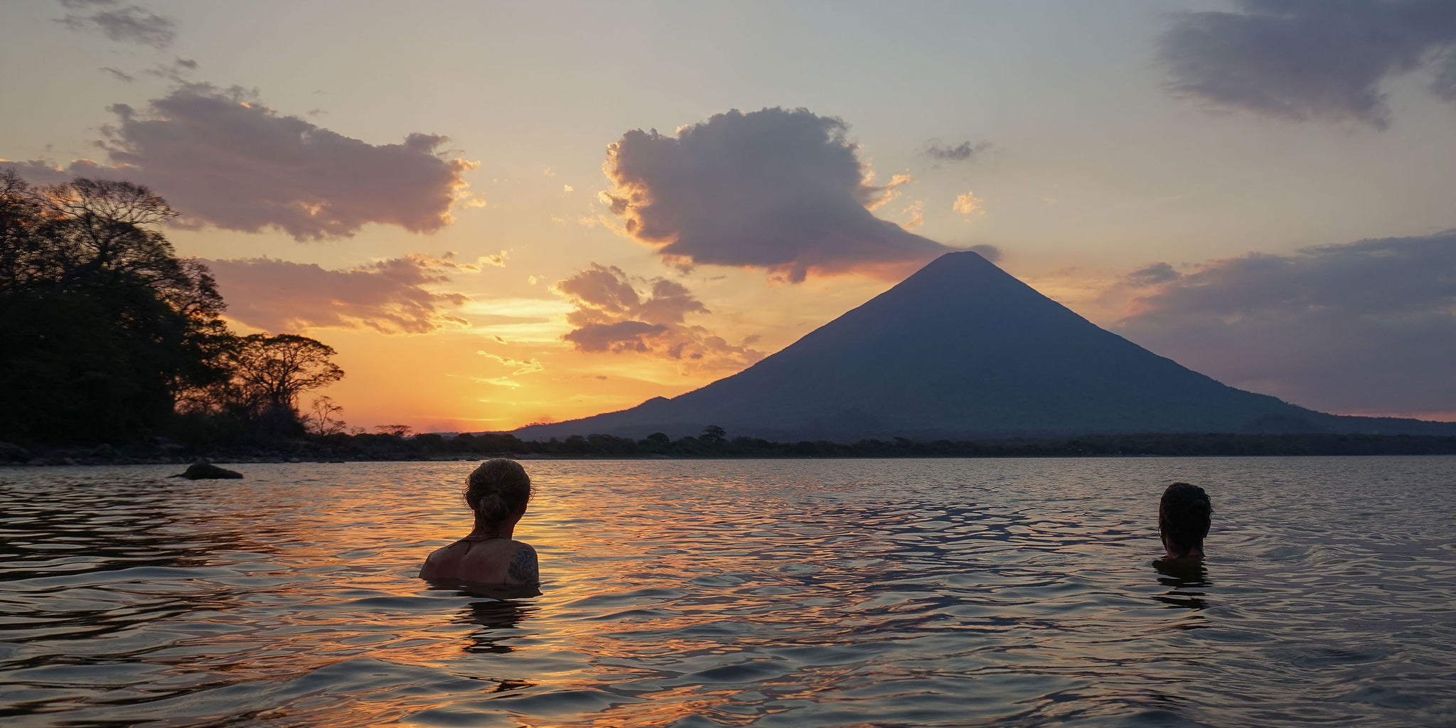 Bañista - Excelentes Aventuras - Nadar en Nicaragua durante el atardecer