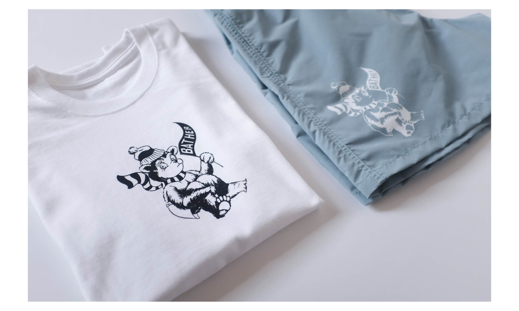 T-shirt et slip de bain avec ours polaire nageur