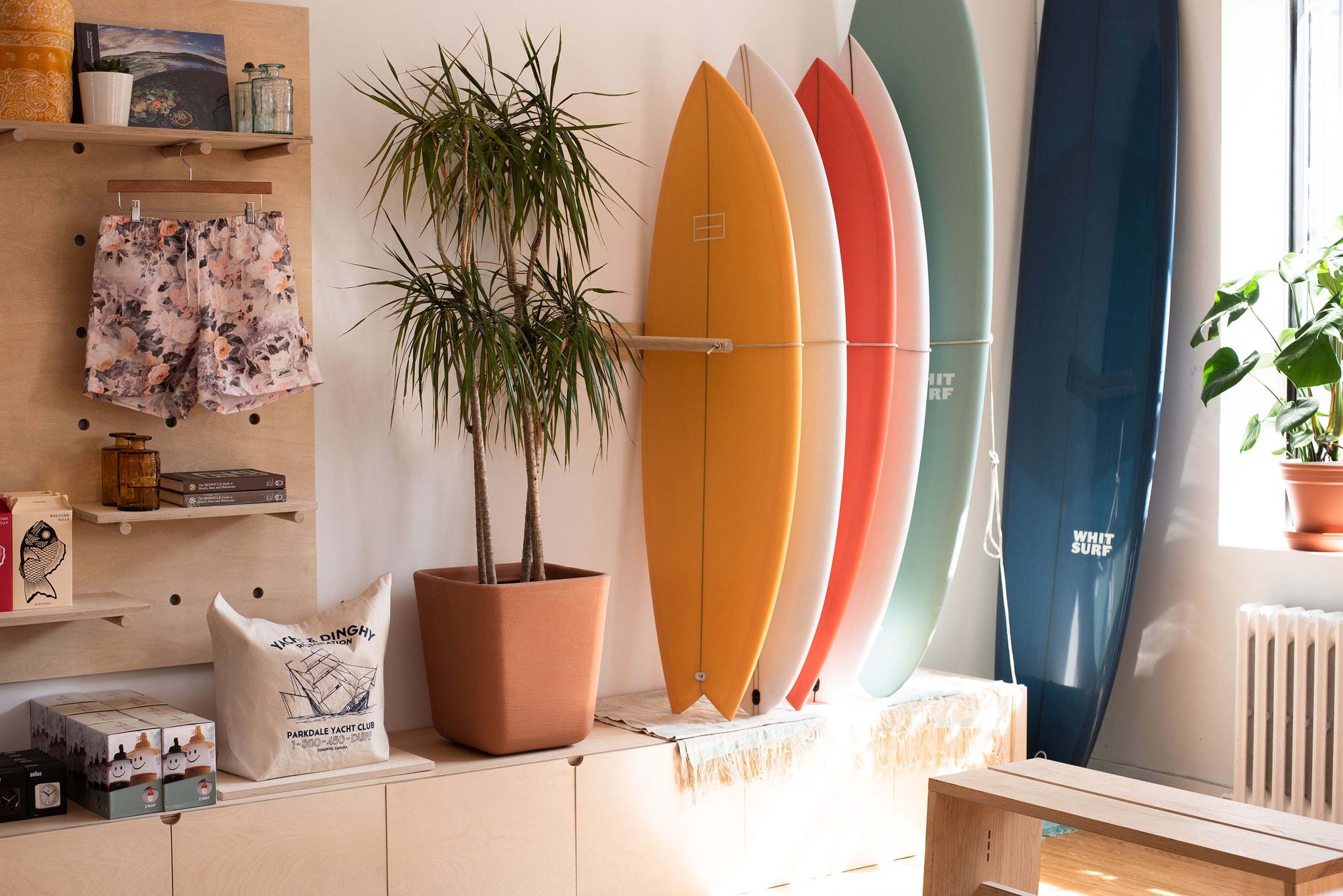 Planches de surf exposées dans le magasin phare de Bather
