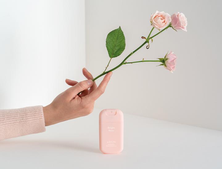 BE – Bright Rose – Utántölthető  Bright Rose – Az édes rózsa illatába a muskátli visz egy leheletnyi ragyogást. A rózsaolaj segít csökkenteni a stresszt, mivel segíti az idegrendszer megnyugvását.