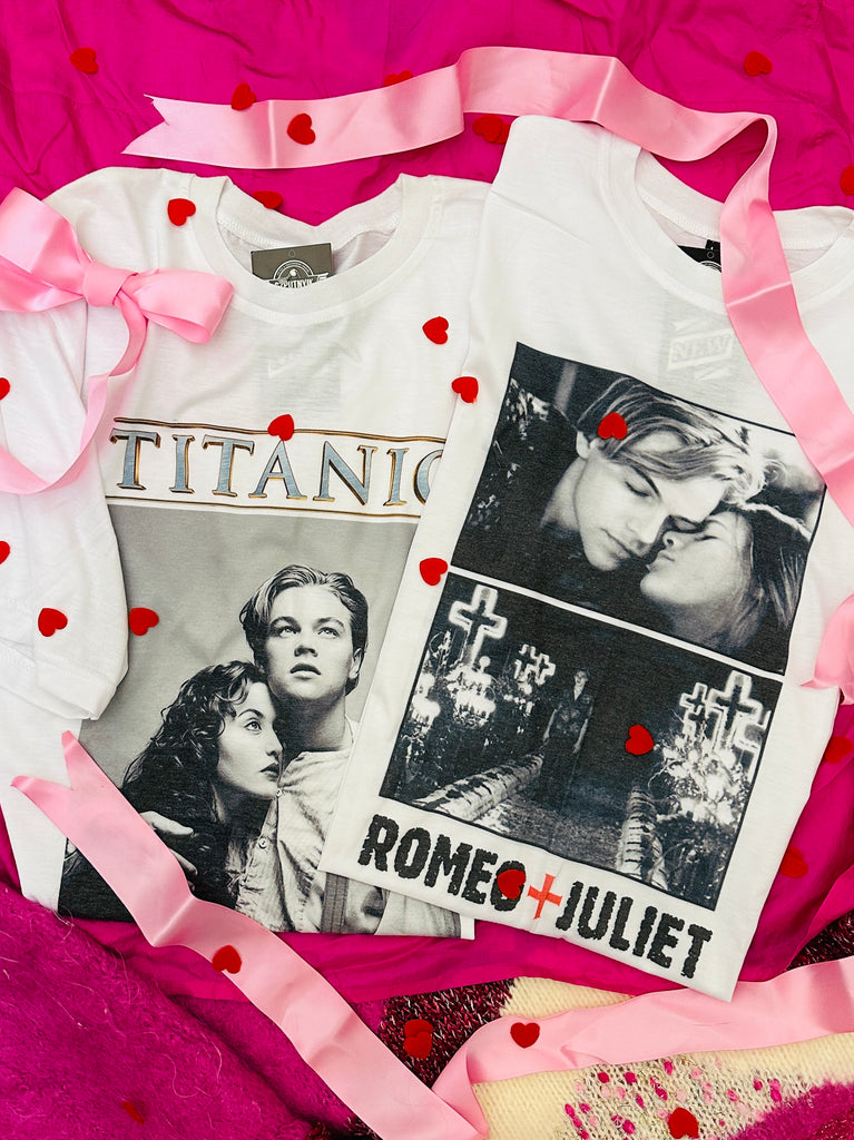 Who could be more of a hero lover than Leo? An evening movie date in a Titanic T-shirt? The best pairing! Choose for yourself or your partner from our romantic movie t-shirts! Happy ending guaranteed!